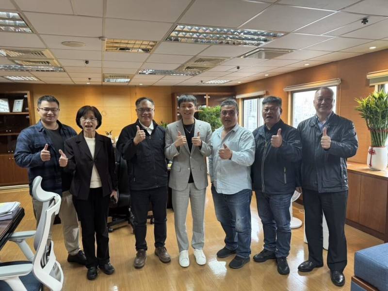 金門縣副縣長李文良（左3）9日率縣府團隊拜會運動部長李洋（中），就多項金門體育工程交換意見。（金門縣教育處提供）