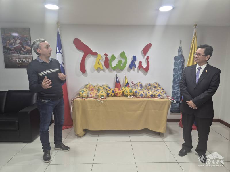 哥國巧固球球協會會長羅德里(Francisco Rodríguez)致詞（左）及朱盛鴻（右）合影