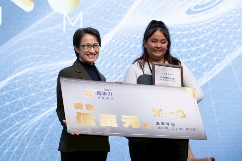 副總統逐一親頒獎狀予獲獎隊伍