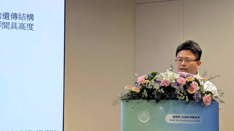 國家衛生研究院神經及精神醫學研究中心副研究員級主治醫師林彥鋒團隊研究證實，重度憂鬱、偏頭痛、糖尿病、下背痛等疾病風險，都與兒時遭受的物理或精神等虐待有關。圖為林彥鋒12月2日出席114年度國家衛生研究院成果發表會