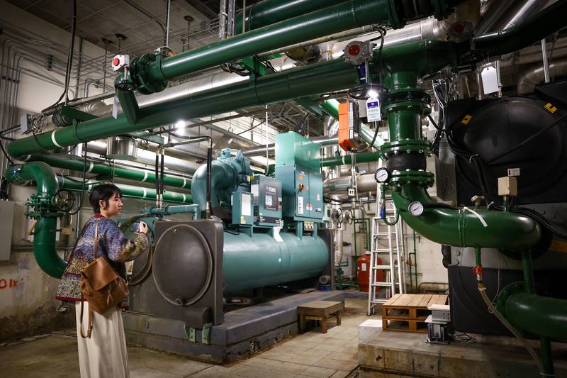 國家兩廳院「好事度量」永續特展8日正式開展，邀請YouTuber超認真少年，化身「一日機電組員」，帶領貴賓走進平時不對外開放的場館機電機房，導覽中展示的變頻冰水主機（圖），兼具永續節能