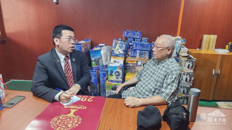 Q-Link集團非洲辦事處副處長、機車事業群副執行長吳迺麟(右)與詹前校分享該集團事業群之營運概況