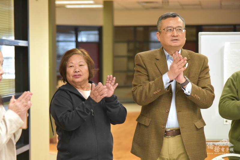 北美洲臺灣婦女會伊利諾州威斯康辛州分會會長陳美麗(左)與駐芝加哥辦事處處長類延峰(右) 致詞