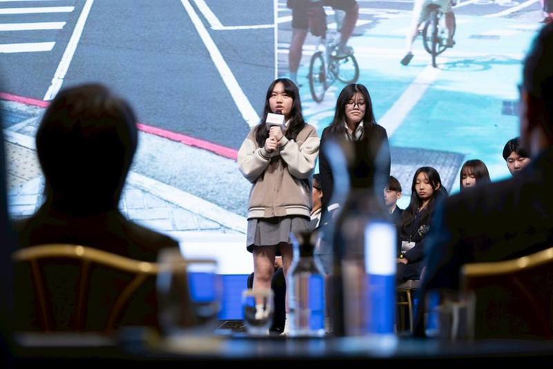 副總統抵達後，首先聽取公民提案簡報分享