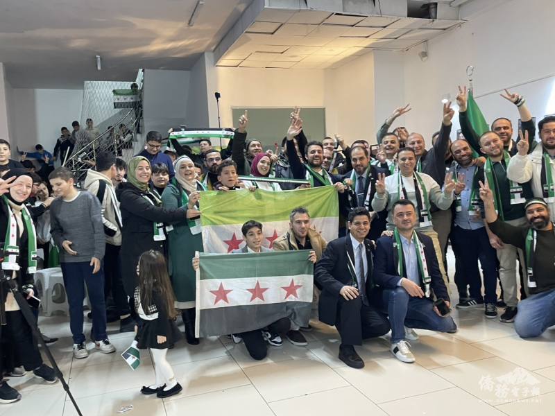 滿納海師生與來賓齊聚，同心慶祝自由日一周年。