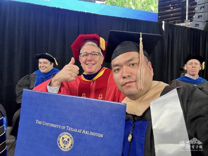 陳重棨（右二）在創業期間持續進修，取得高階經營管理雙聯碩士在職學位