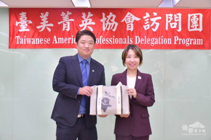 李姸慧致贈紀念品予臺美菁英協會回國訪問團團長韓迺珣