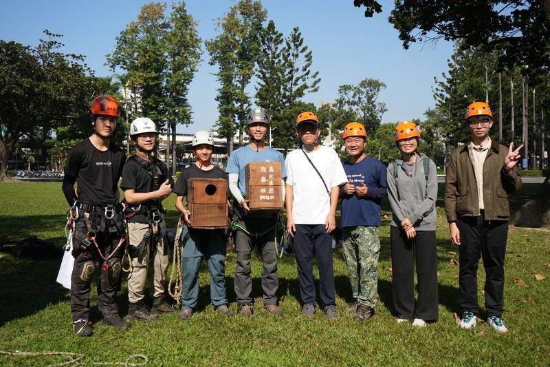 屏東大學自然生態觀察社指導老師林豐雄（右3）9日帶著社團學生在屏商校區物色巢箱設置處，並商請屏東科技大學攀樹社及賞鳥社支援，攜手營造友善生態環境。