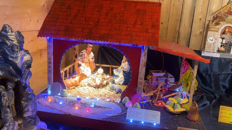 梵蒂岡百大馬槽展8日開幕，台灣作品來自台南教區，以台灣農舍穀倉為主題，融合各地特產元素，前方還有台灣3D地圖標示7大教區位置。