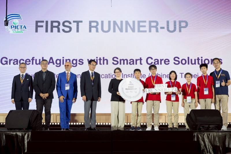 副總統與獲獎團隊合影