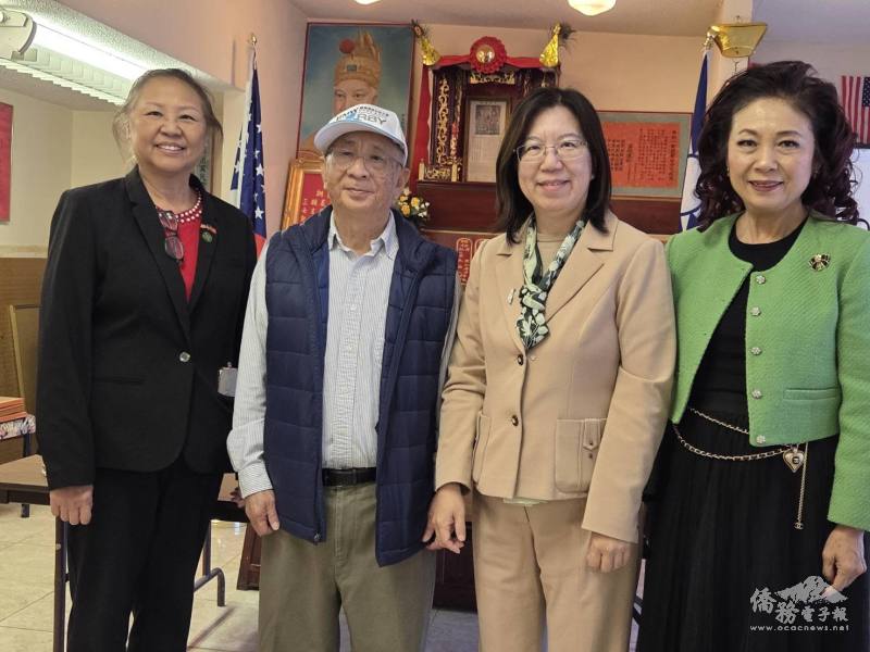 斐匿黃氏宗親會黃健怡(左二)接待鍾佩珍到訪