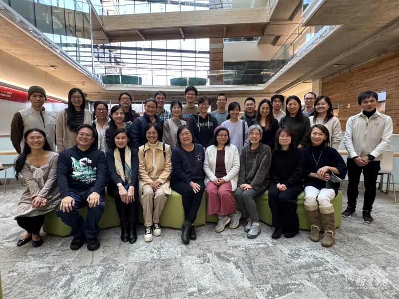 教育部終身教育司副司長顏寶月（前左4），駐美國代表處教育組組長周慧宜（前左3）、華府臺灣學校校長唐伯禹（前左2）與試務人員及考生合影