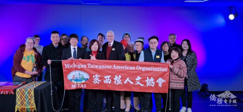 尹因印博士與密西根僑界與主流人士合影留念