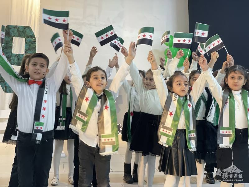 低年級學生揮舞自由旗，歡慶敘利亞自由日。