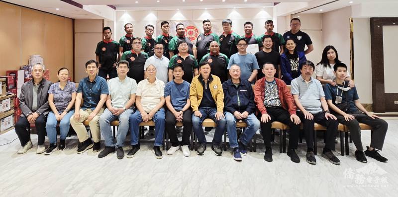 幫邦菲華義勇消防會聖誕節聯歡暨感恩餐會理事會成員與打火兄弟、貴賓合影