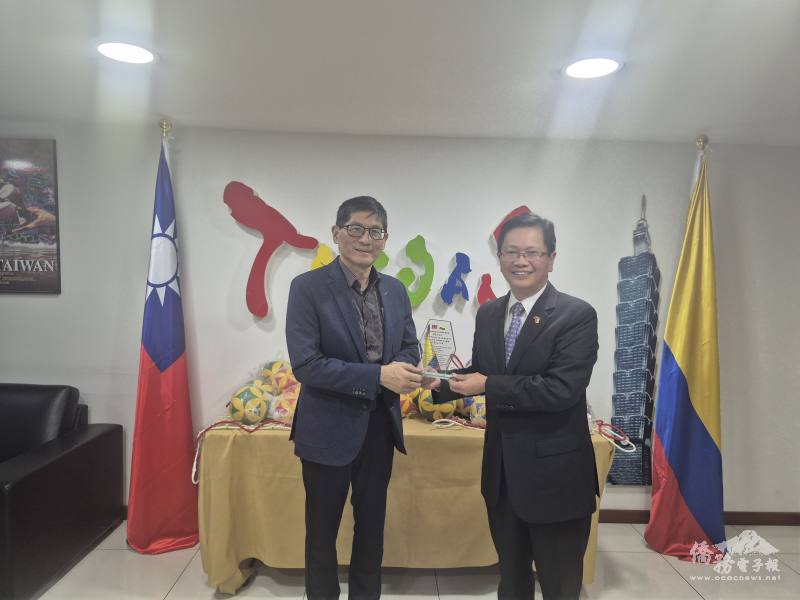 駐哥倫比亞代表處代表朱盛鴻（右）頒贈哥倫比亞臺灣商會會長游信元（左）感謝狀及合影
