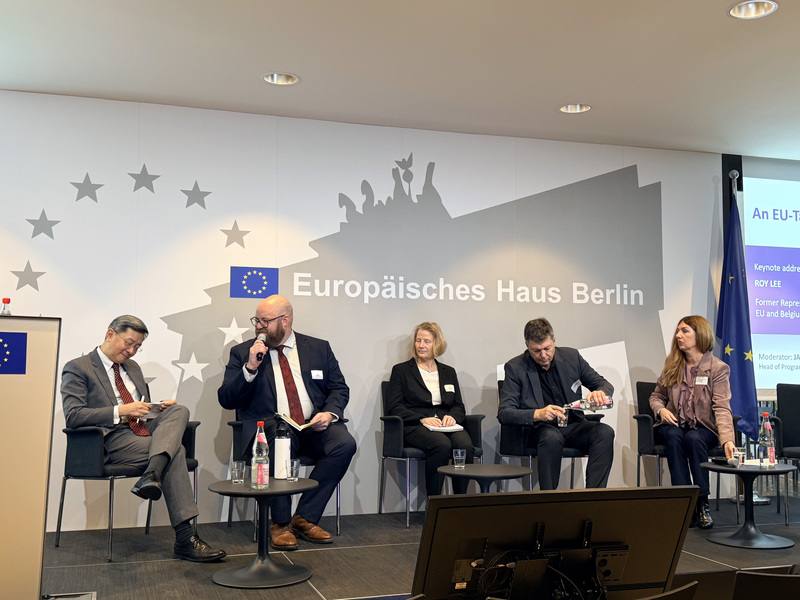 第4屆柏林台灣會議「台歐貿易議程」座談，與談人包括前駐歐盟代表李淳（左起）、主持人墨卡托中國研究中心分析師君特（Jacob Gunter）、德國勤業法規事務總監費雪（Heike Fischer）、德國工業聯盟執委尼德馬克（Wolfgang Niedermark），以及德國工商總會（DIHK）國際市場部主管任弗特（Nicole Renvert）。