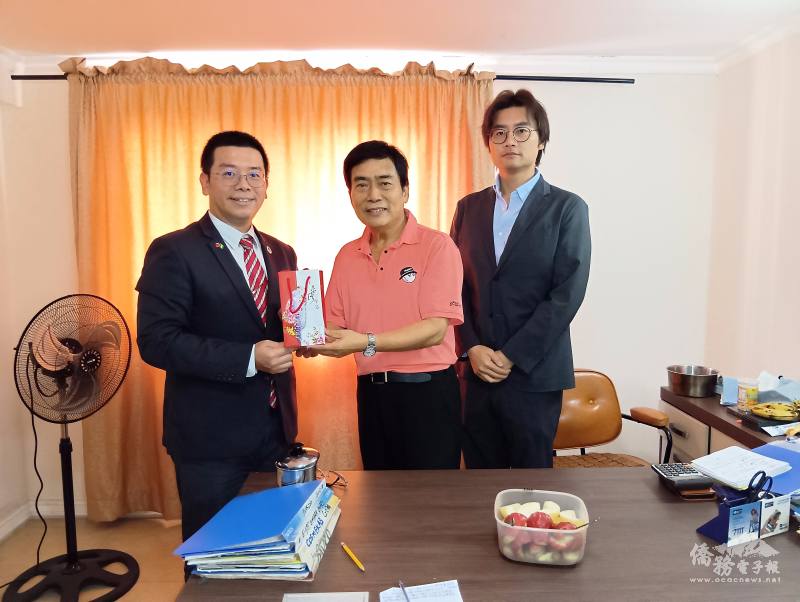 駐奈及利亞代表處僑務秘書詹前校拜會永拓公司董事長林永芳(中)、經理林子立(右)，並致贈臺灣茶禮與總統府福袋