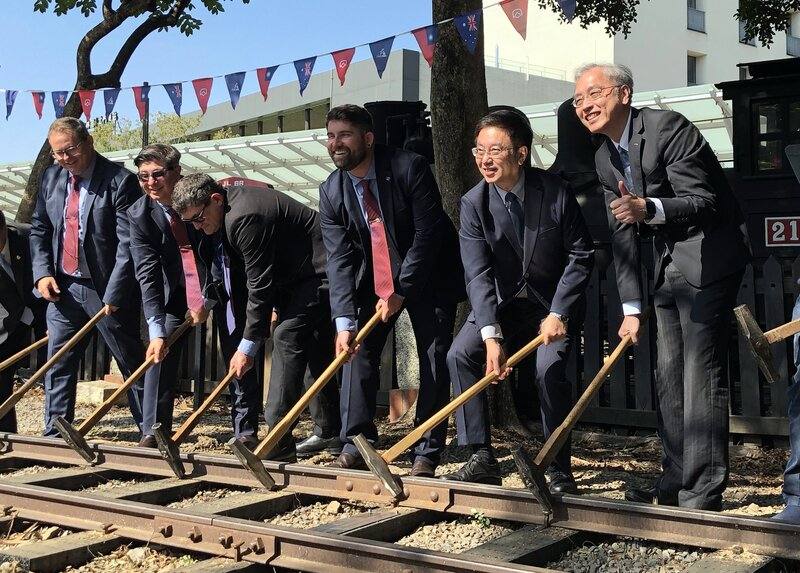 阿里山林鐵與澳洲之字形鐵路（Zig Zag Railway）9日在嘉義締結為姊妹鐵路，林業及自然保育署長林華慶（右2）、之字形鐵路執行長佐菲爾（Daniel Zolfel）（右3）等人一同進行「釘下道釘」儀式。