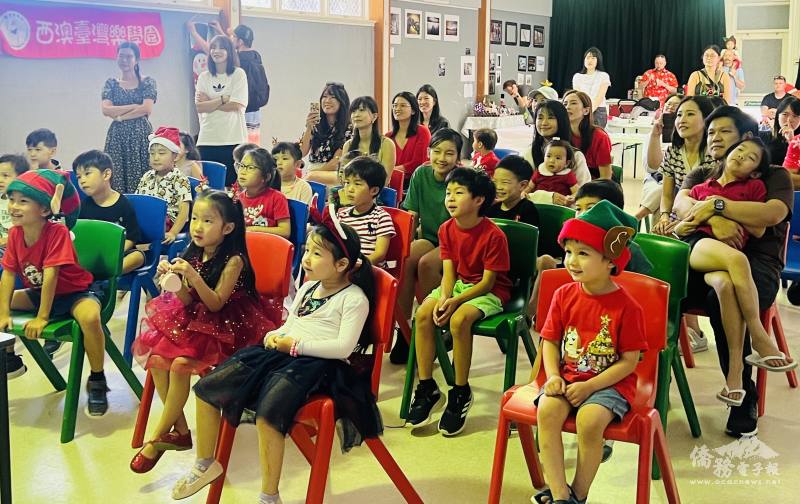 學生與家長一起觀看年度回顧影片