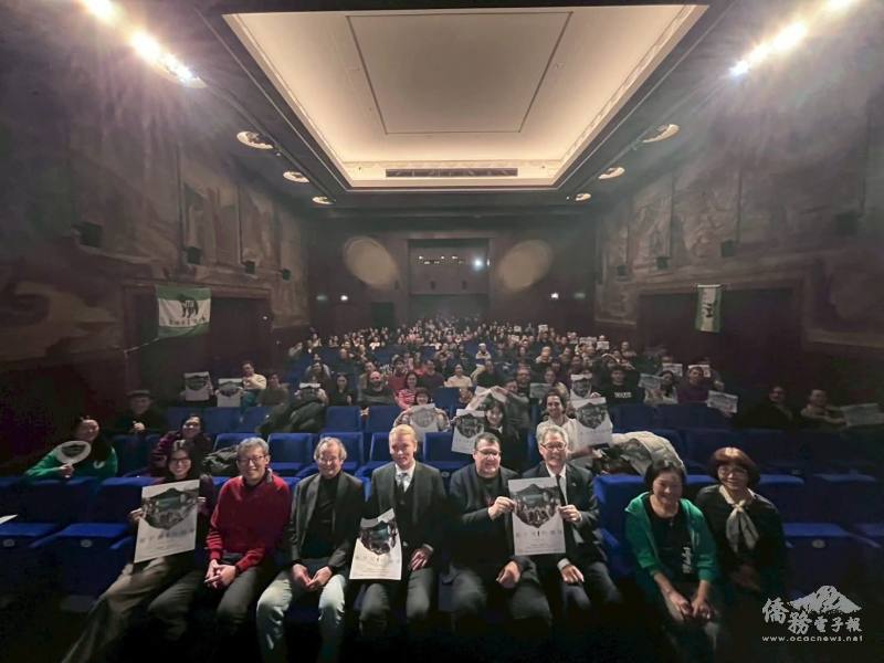 《看不見的國家》紀錄片放映會於維也納 Stadtkino，吸引滿場觀眾，活動結束後來賓與觀眾熱情合影留念。