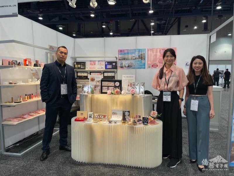 陳重棨（左）帶領團隊參與各國美容與包裝展