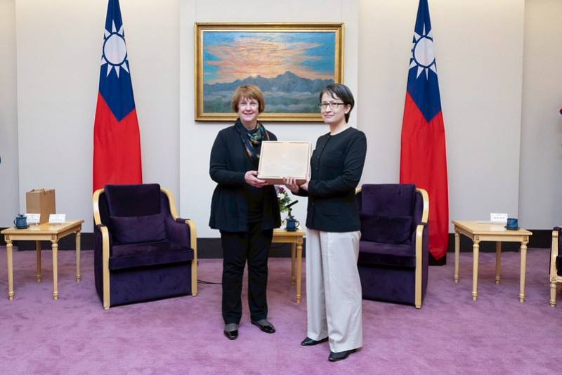 副總統與訪賓互贈禮品