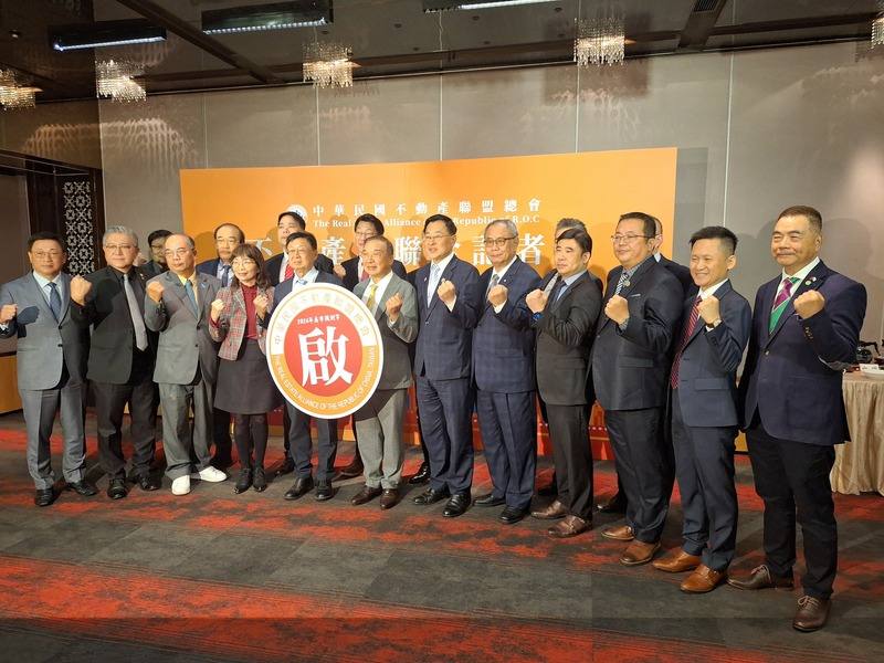 中華民國不動產聯盟總會8日舉辦不動產聯合年終記者會。不動產聯盟總會理事長林正雄（前排左6）表示，今年房市受政策影響，產業急凍、量縮價穩，不過今年GDP可望創15年新高，就看明年政策能否鬆綁，讓市場開啟新局，明年關鍵字為「啟」