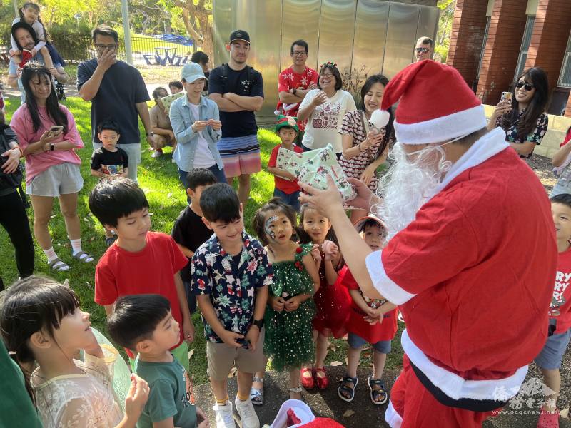 聖誕老人發送聖誕小禮給學生