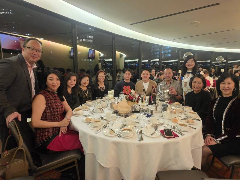 卑詩台灣商會舉辦年度耶誕晚宴，加拿大台裔眾議員張瑋麟（Wade Chang，右5）、駐溫哥華辦事處處長劉立欣（右2）、僑務組組長郭淑貞（右1）等人出席，盛讚商會會長陳翰祥（右4）帶領台商搭建台加緊密關係。