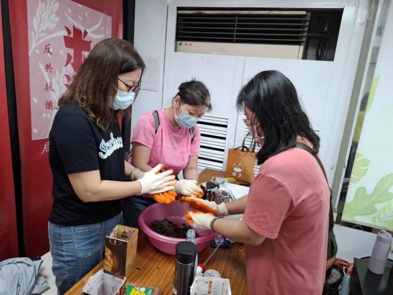酒粕花肥球DIY實作，讓民眾實作將酒粕與土壤混合製成有機肥