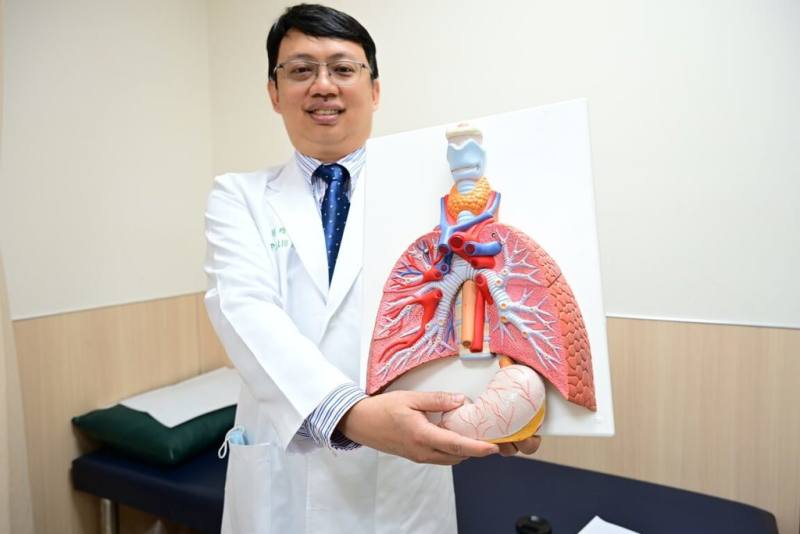 亞洲大學附屬醫院胸腔外科醫師劉柏毅提醒，若長期吞嚥有異物感，應立即就醫諮詢，盡早治療。（亞大附醫提供）