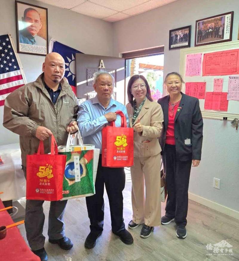 僑務諮詢委員王瑞瑾(右一)陪同洛杉磯文教中心主任鍾佩珍拜會美洲合勝堂鳳凰城支堂