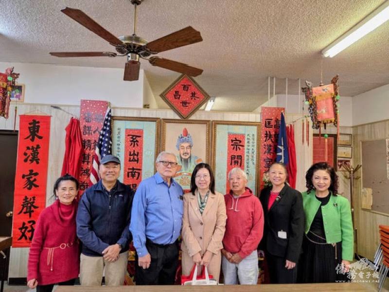 斐匿鄧高密公所主席鄧豐沾(左三)、元老鄧軍泉(左二)歡迎鍾佩珍來訪