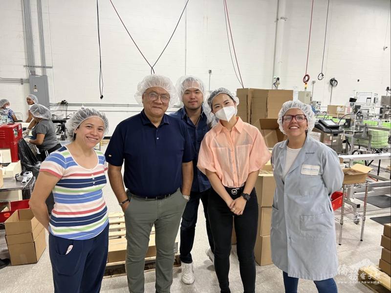陳重棨（中）與工廠夥伴合影