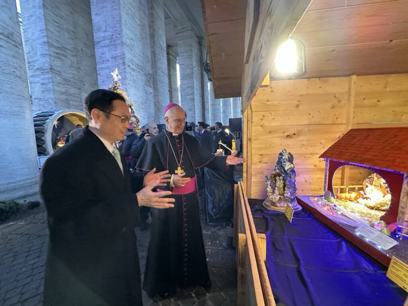 梵蒂岡百大馬槽展8日開幕，駐教廷大使賀忠義（左）向主持開幕的教廷福音傳播部代理部長費希傑拉總主教（右）介紹台灣馬槽作品。（駐教廷大使館提供）