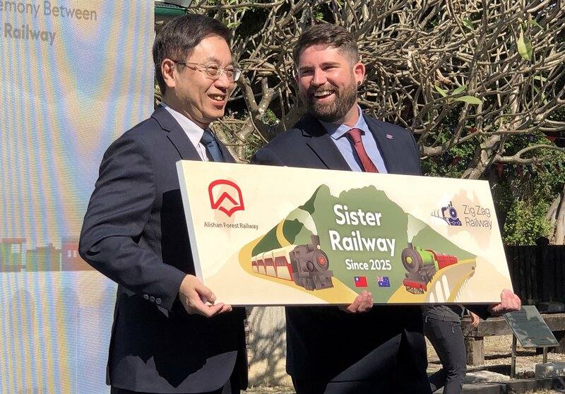 阿里山林鐵與澳洲之字形鐵路（Zig Zag Railway）9日在嘉義締結為姊妹鐵路，由農業部林業及自然保育署長林華慶（左）、之字形鐵路執行長佐菲爾（Daniel Zolfel）（右）代表雙方完成締盟。