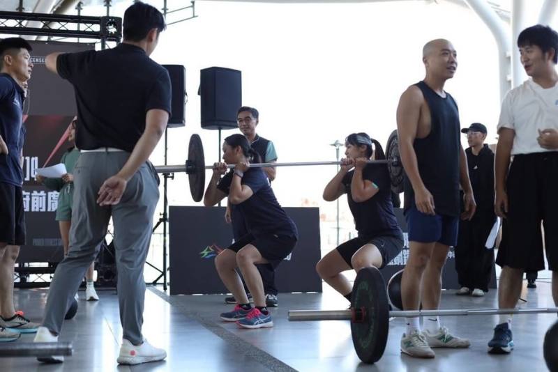 「2025全球極限體能鋼鐵大賽」將於13、14日在台中市政府1樓廣場舉行，為迎戰這場國際賽事，中市府還請國內好手指導將參賽的消防局及警察局人員。（台中市政府提供）