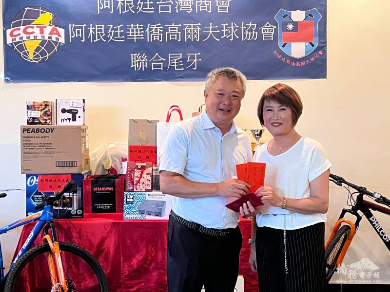 僑務委員葛道爭致贈禮金給阿根廷臺灣商會