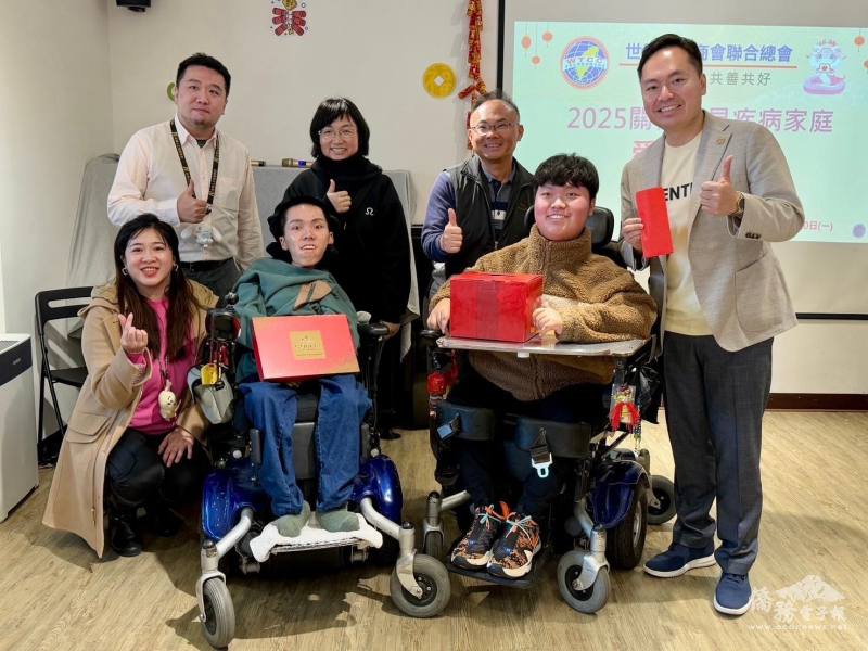 連紋慧與母親陳淑芬攜手為「財團法人罕見疾病基金會」舉辦募款活動