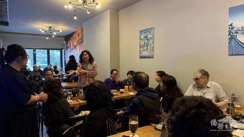 駐德國代表處大使谷瑞生夫人（中）為婦女朋友致辭