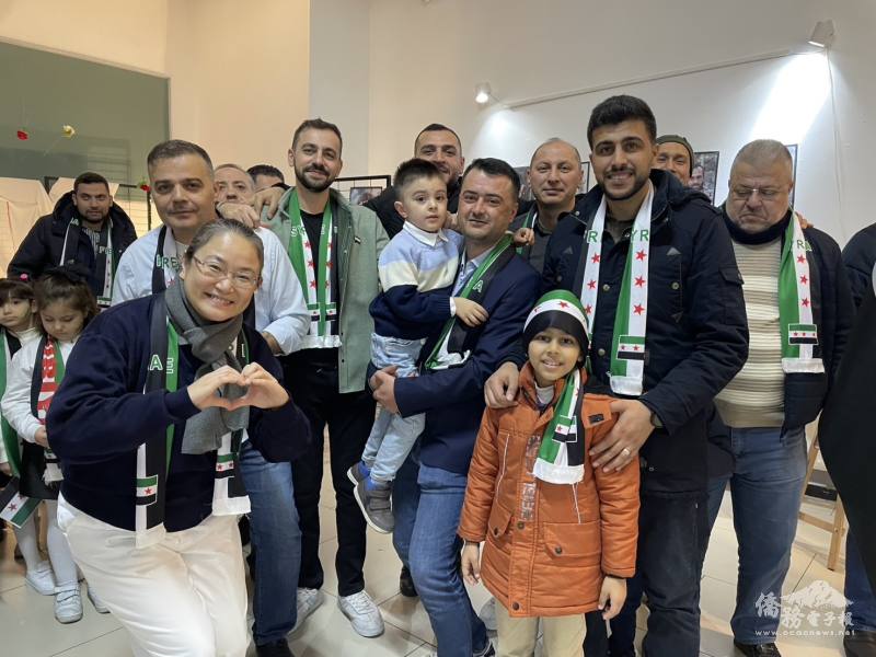 慈濟志工、老師周如意與家長、學生合影，共見多年陪伴的情誼。