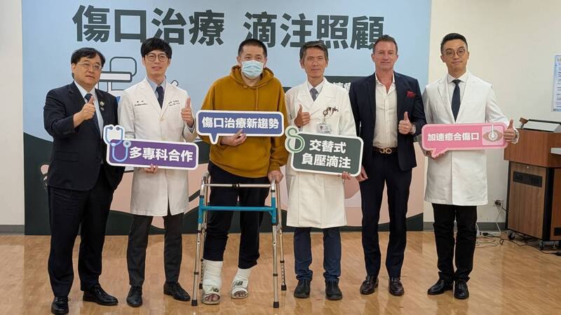 一場國道車禍導致蘇先生雙腳小腿嚴重開放性骨折，尤其右腳踝幾乎截斷，險遭雙腳截肢。新光醫院歷經22次大小手術為他保住雙腳，如今已可用助行器行走，重回工作崗位。