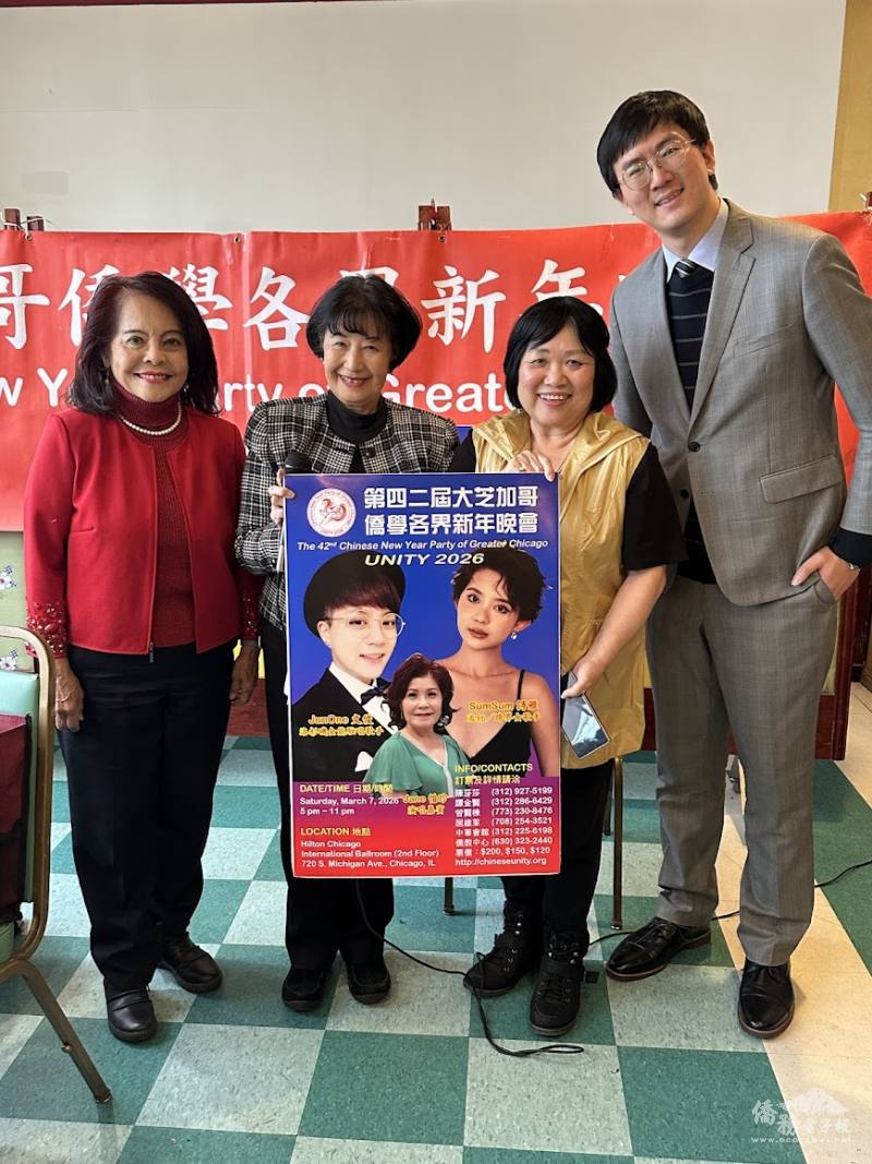 徐曙明（左二）及謝蓉（右二）介紹表演嘉賓。左一為項邦珍，右一為孫鵬翔。