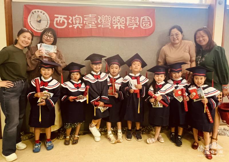 樂學園畢業生與老師合影