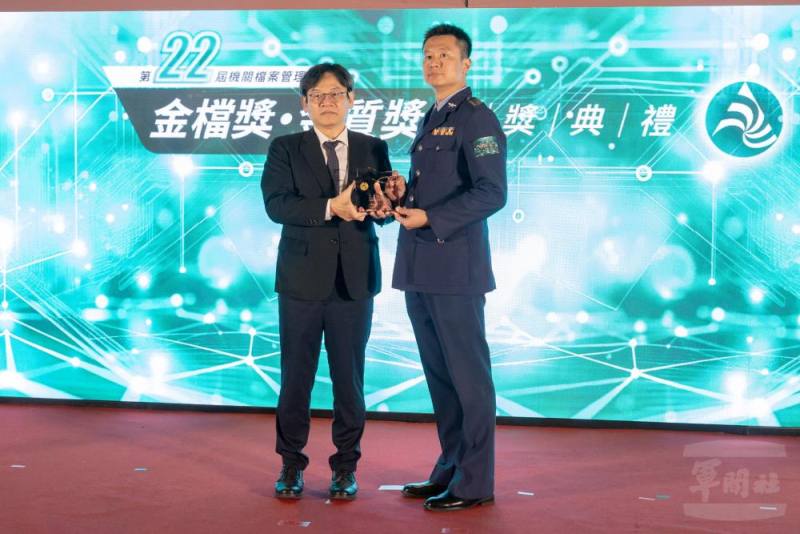 空軍航技學院李明輝士官長獲頒金質獎肯定。（青年日報提供）