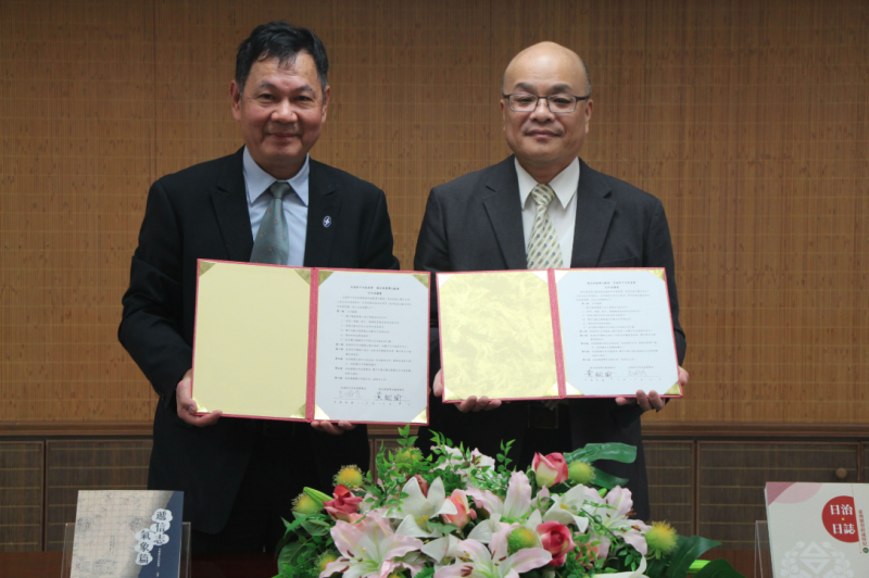 中央氣象署呂國臣署長與國史館臺灣文獻館黃翔瑜館長簽署合作協議書