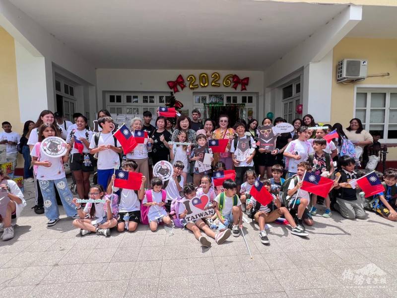 與育幼院的小朋友們合影紀念