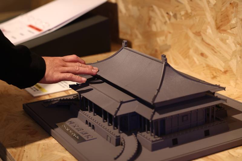 國家兩廳院「好事度量」永續特展8日開展開展，本次特展以「感受、參與、共好」3大展區呈現兩廳院在劇場永續上的長期實踐與思考，圖為觀眾體驗觸覺導覽