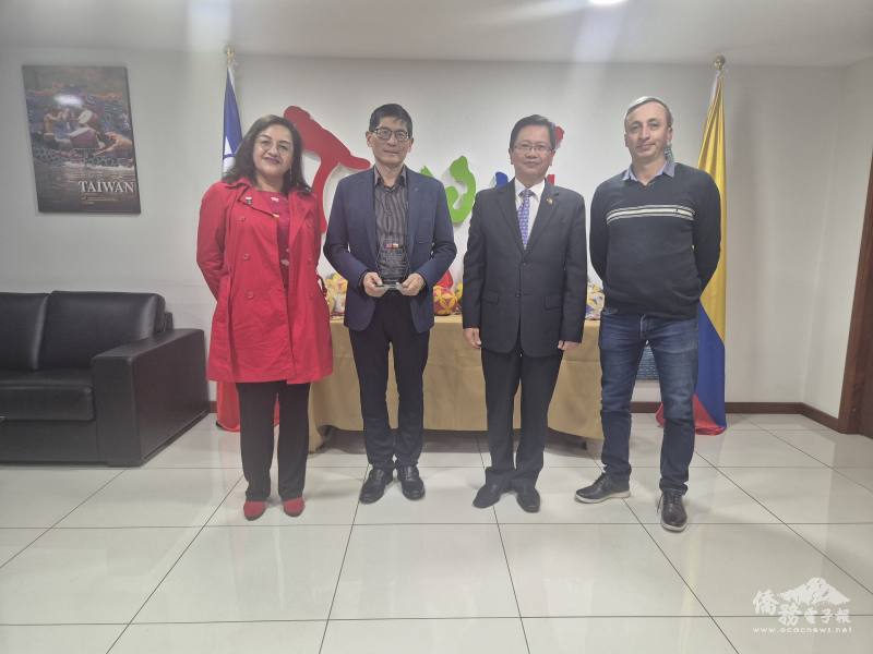 朱盛鴻（右二）、游信元（左二）、羅德里(Francisco Rodríguez)（右一）及中華民國學校協調長桑捷思(Catalina Sánchez)女士（左一）合影